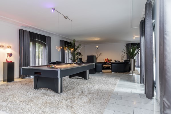 Foto - Te koop: Op een schitterende en rustige locatie in de geliefde villawijk "Moltbos" staat deze stijlvolle, vrijstaande villa met een uitzonderlijk royaal woonoppervlak.